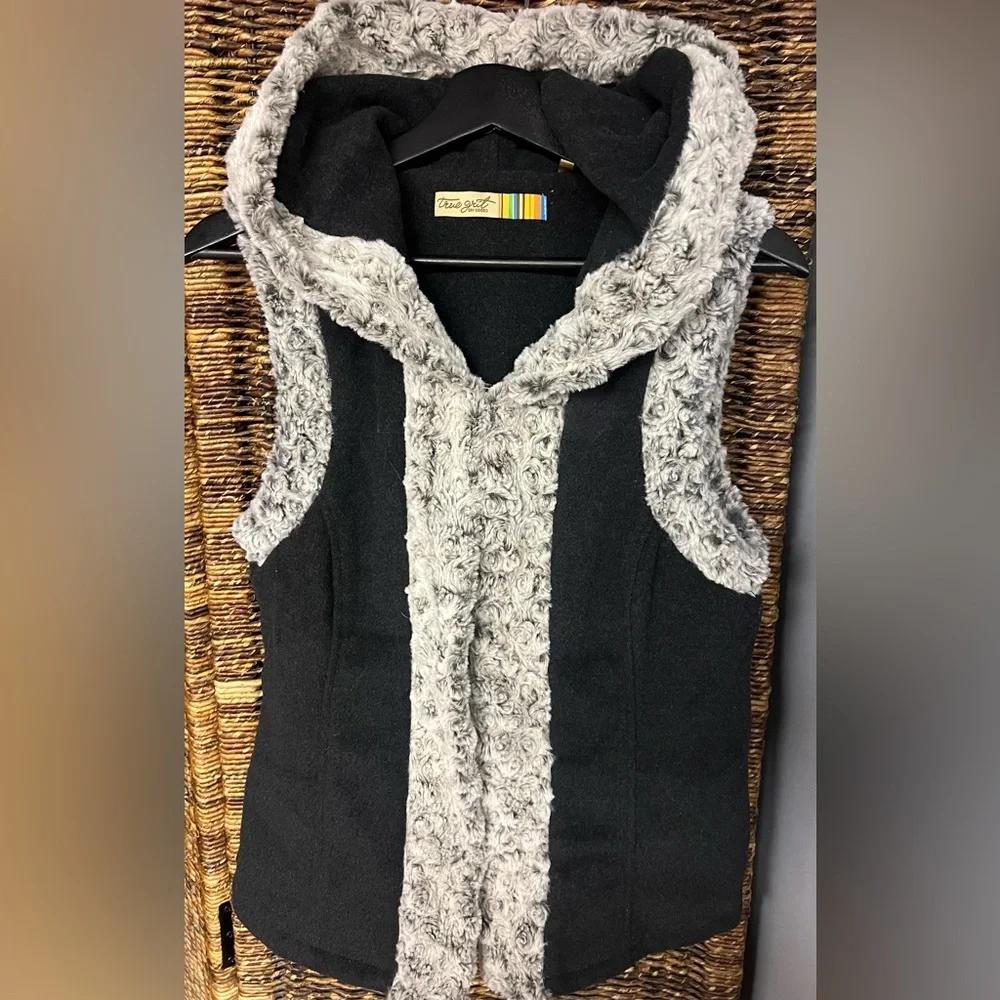 True Grit- Womens‎ Vest- Size: Small, Hooded